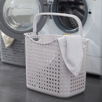 Plastic laundry basket with handle