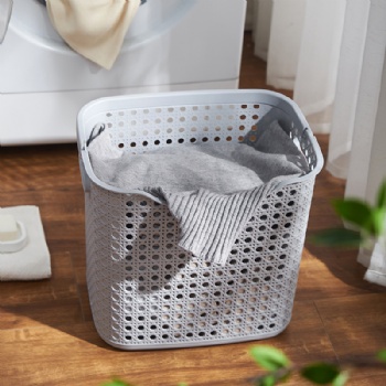 Plastic laundry basket with handle