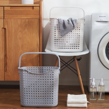 Plastic laundry basket with handle