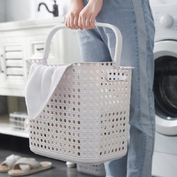 Plastic laundry basket with handle